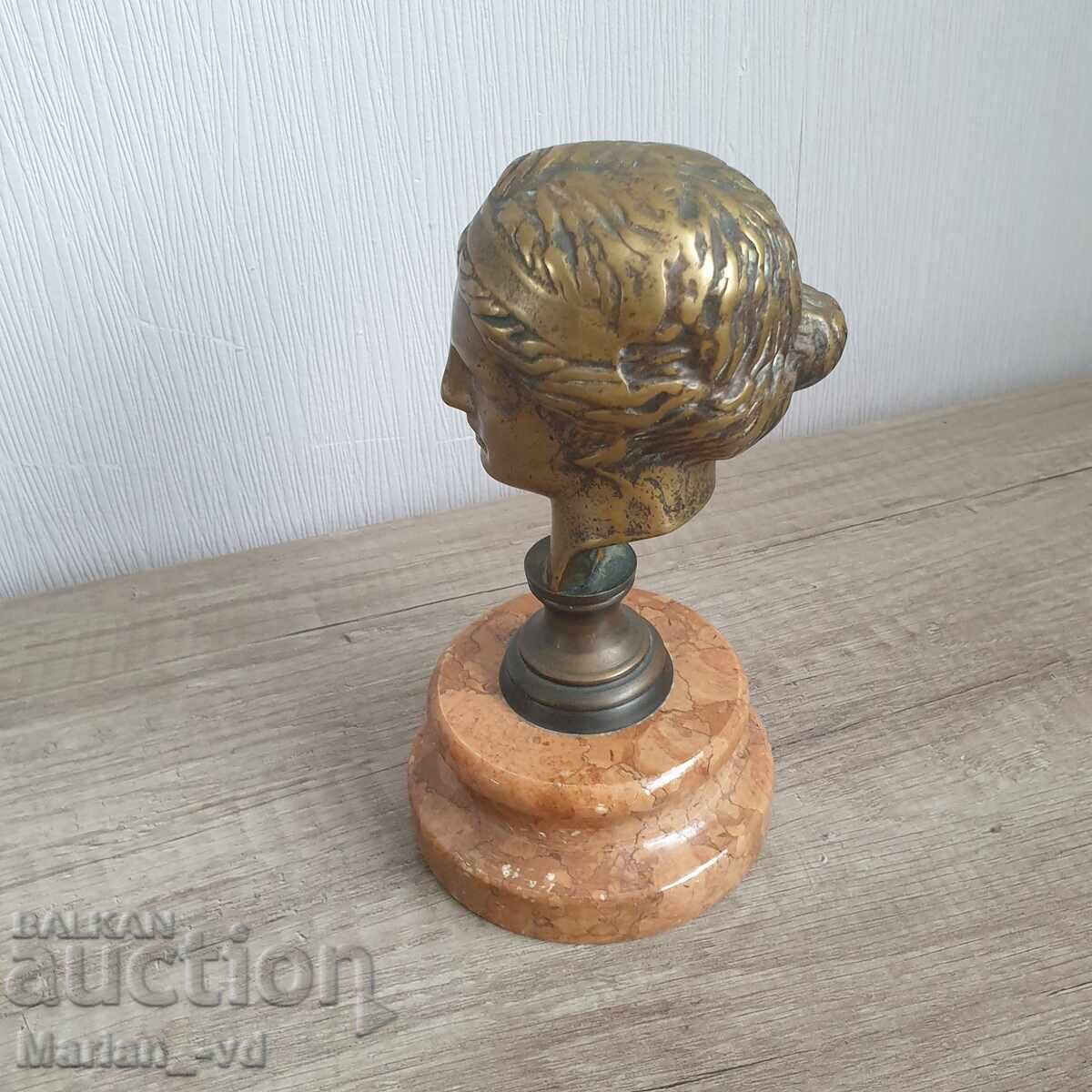 Old bronze sculpture of a woman on marble - 5