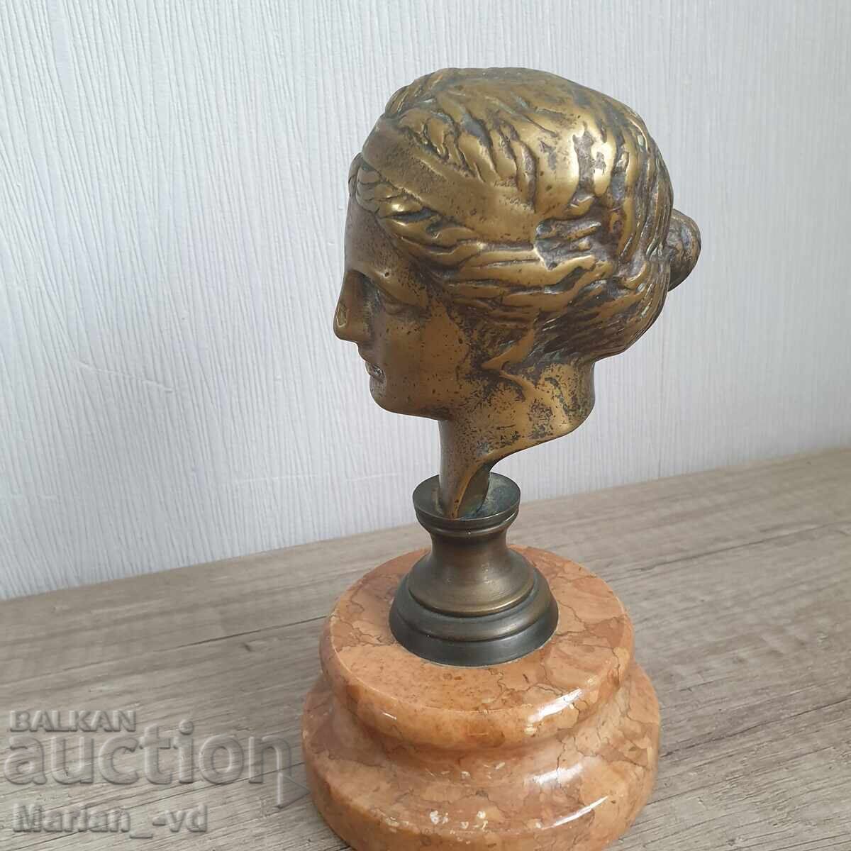 Old bronze sculpture of a woman on marble - 6