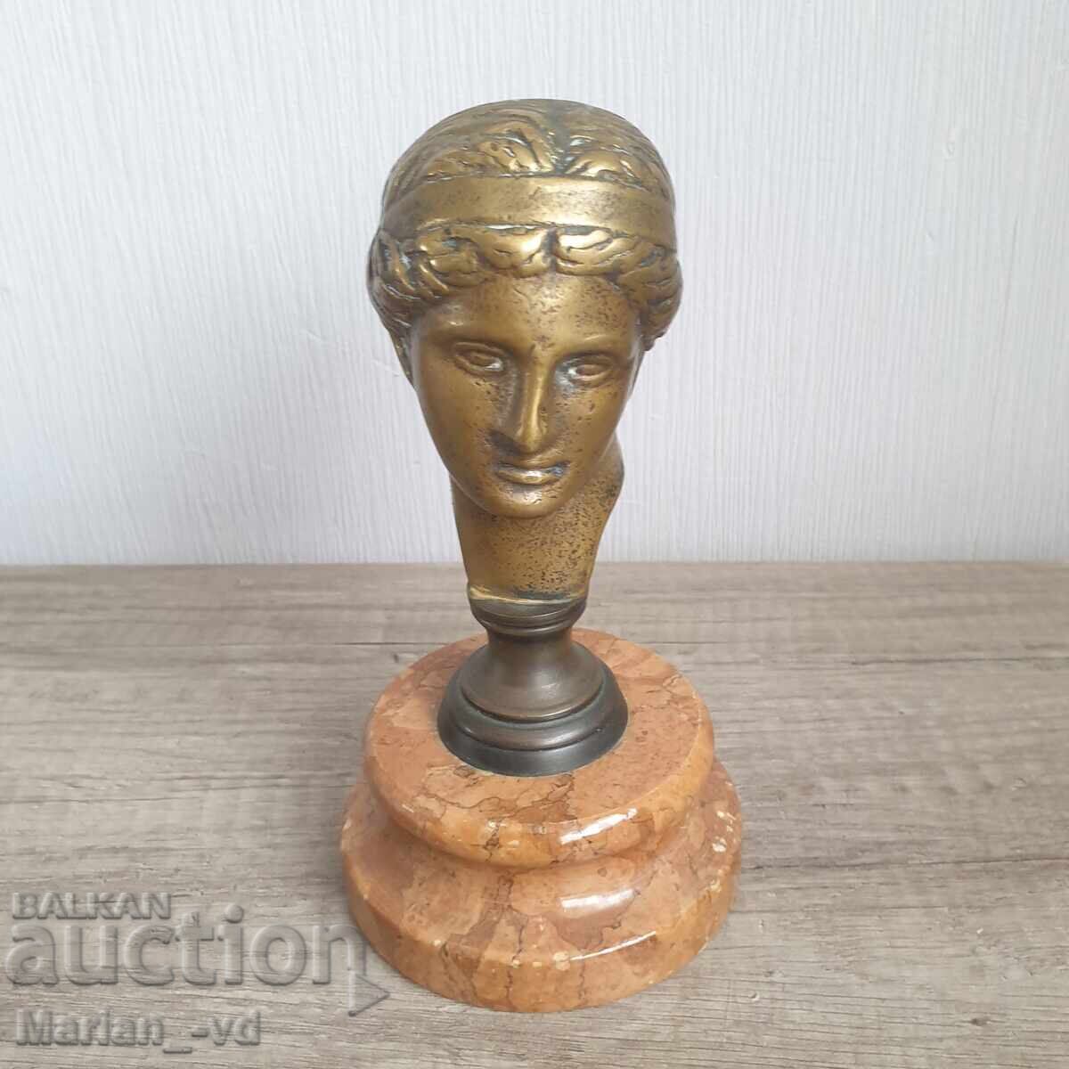 Old bronze sculpture of a woman on marble - 7