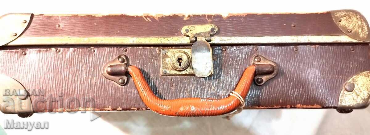 An old, small and cute suitcase. - 5
