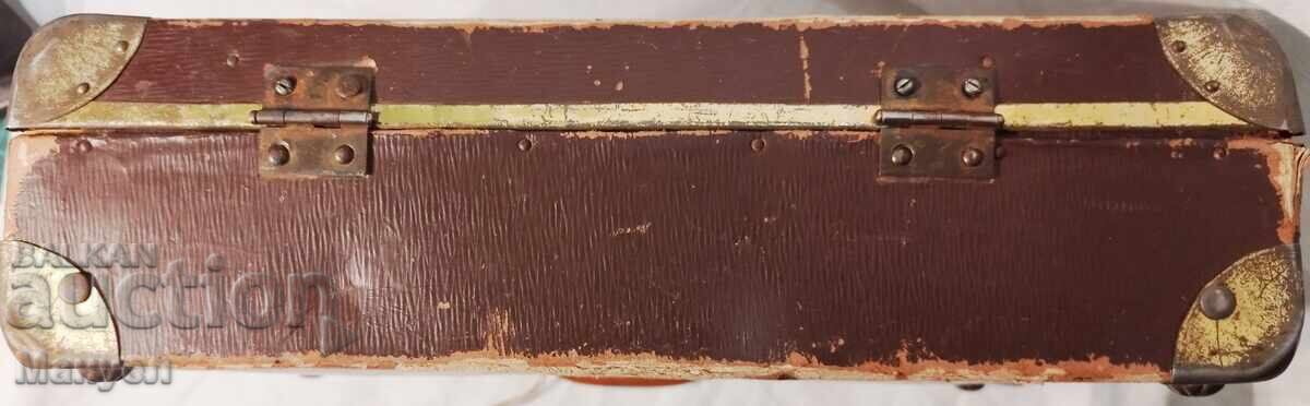 An old, small and cute suitcase. - 6