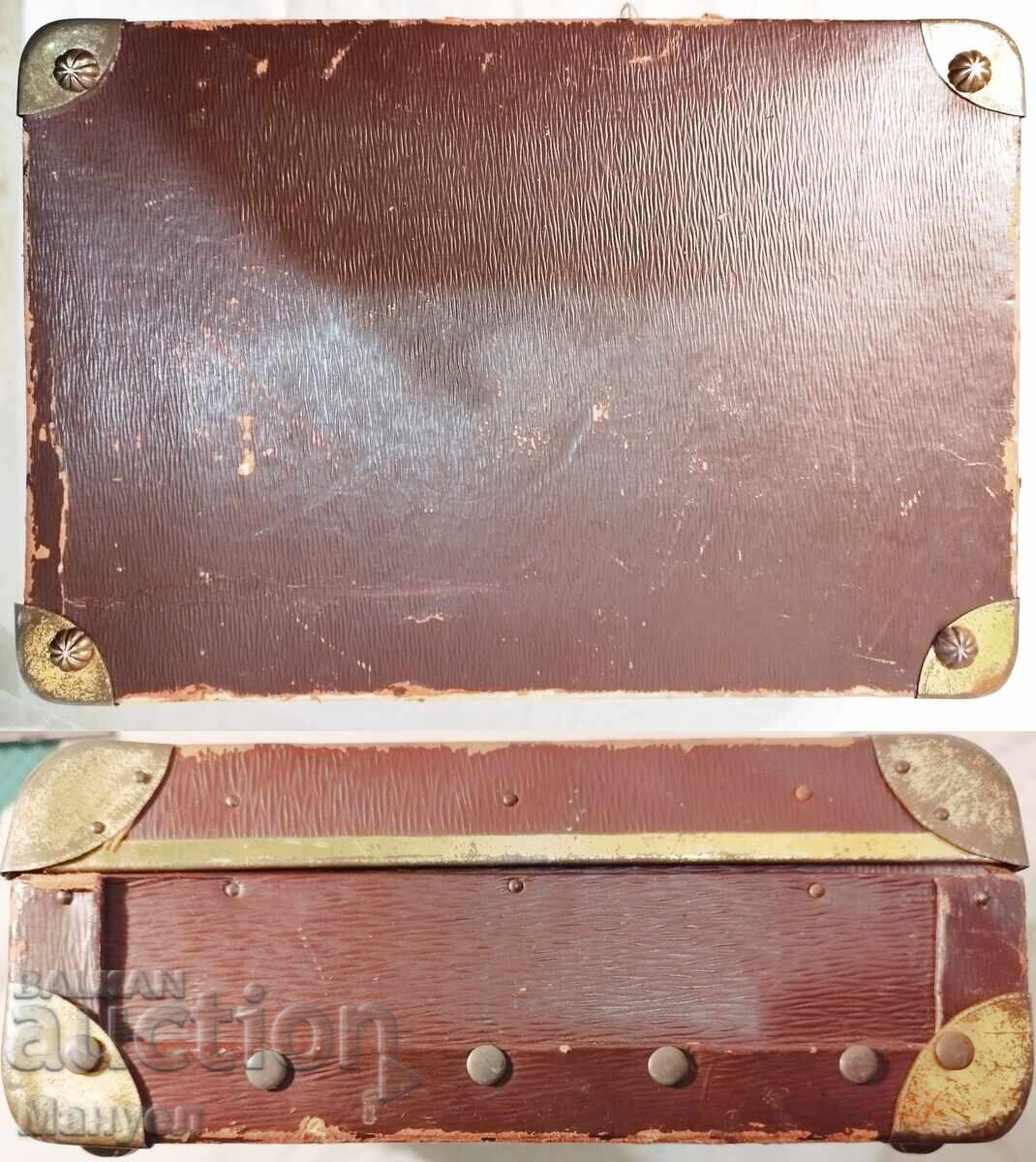 An old, small and cute suitcase. - 7