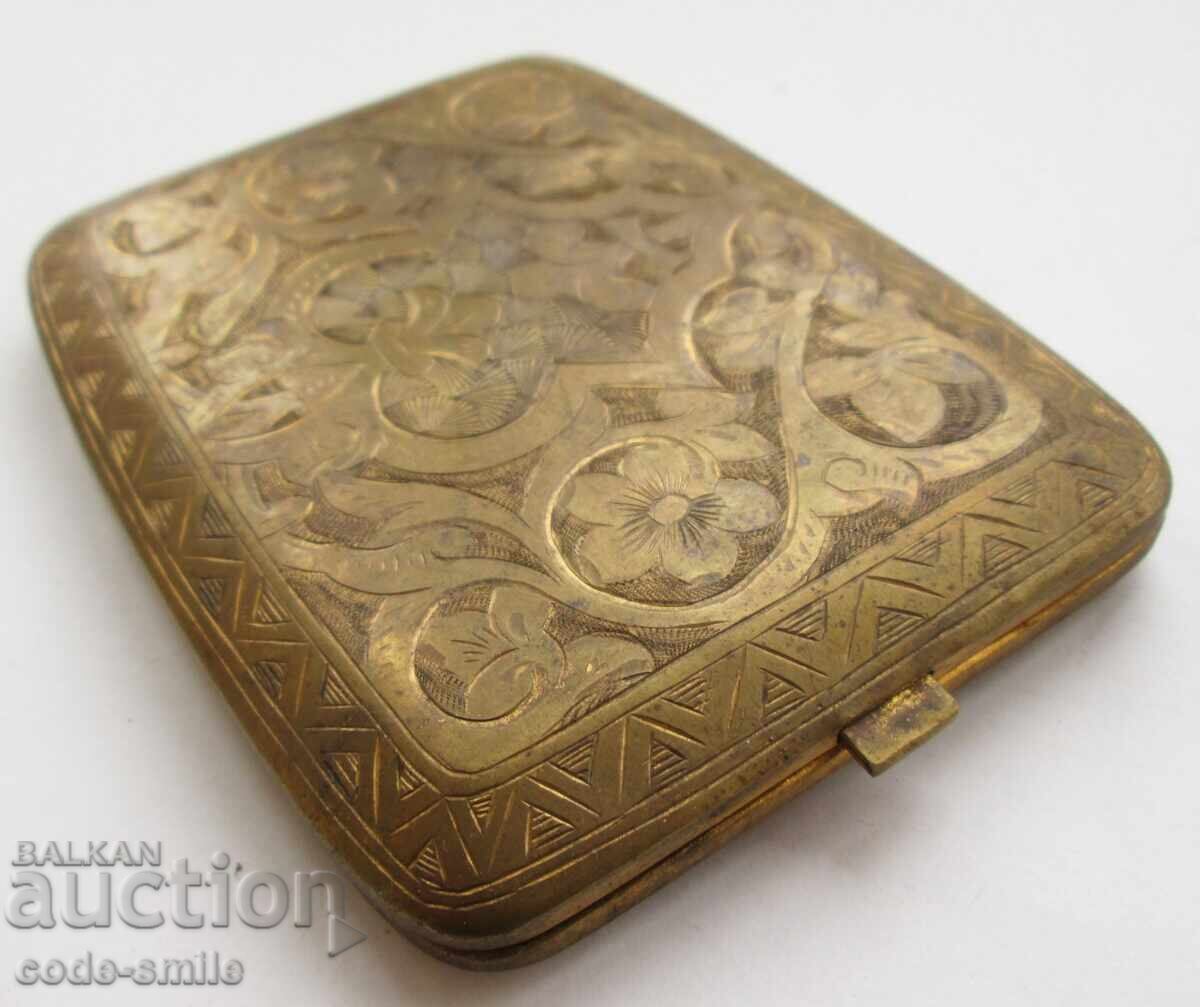 Auction  Old Renaissance snuffbox, hand-engraved with gilding