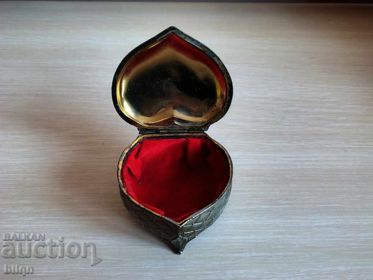 Delivery of Great Old Silver Plated Heart Jewelry Box Delivery of Great Old Silver Plated Heart Jewelry Box