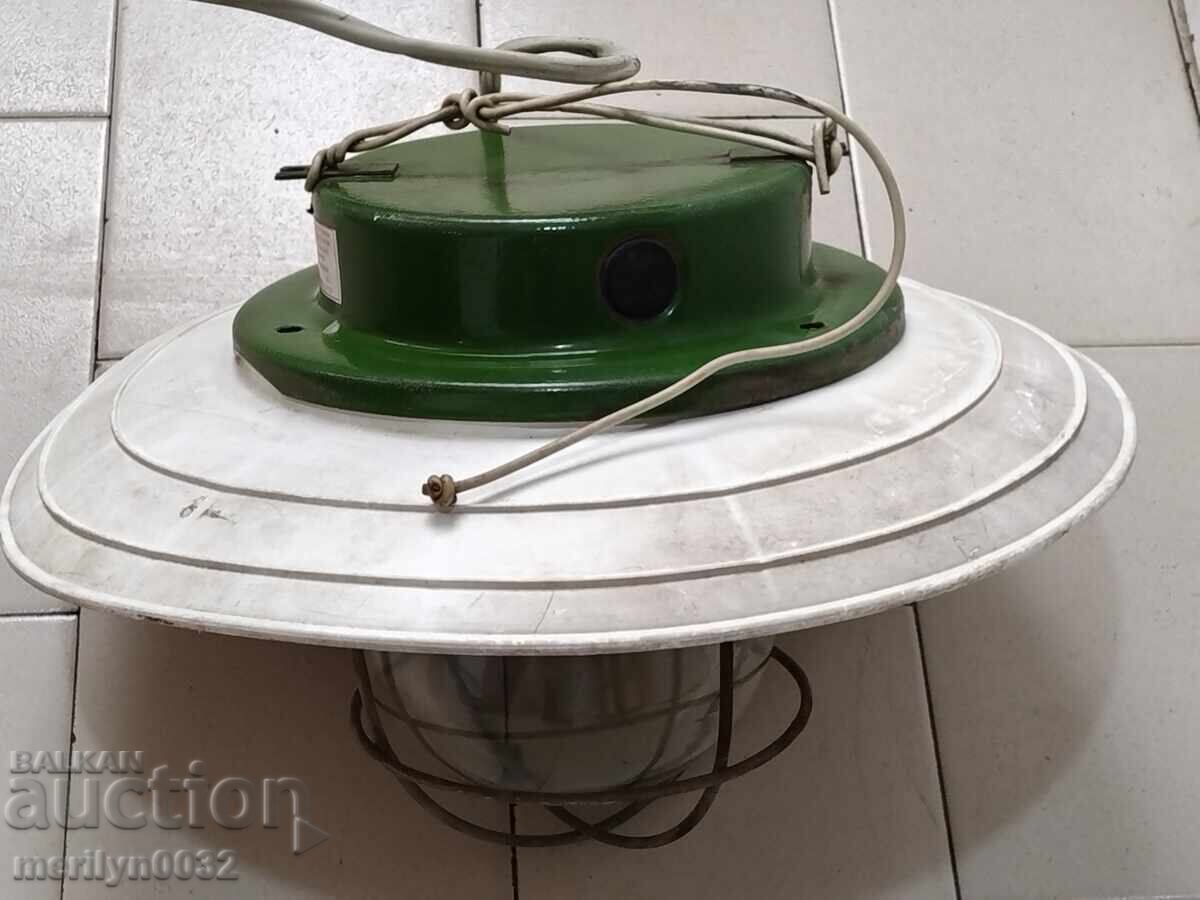 Lampă industrială veche de la atelierul subteran NRB cu preț 70.00 BGN | € 35.79