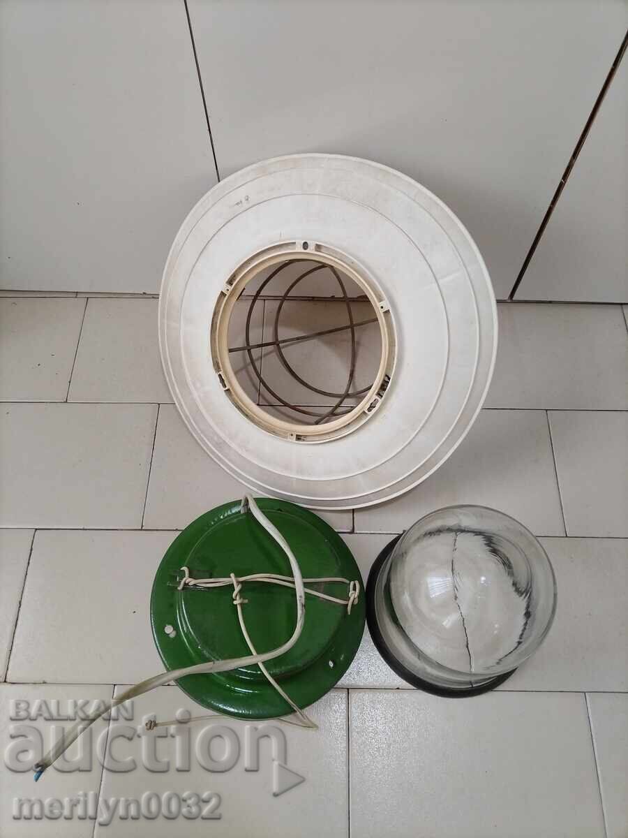 Παράδοση Παλιά βιομηχανική λάμπα από το υπόγειο εργαστήριο NRB Παράδοση Παλιά βιομηχανική λάμπα από το υπόγειο εργαστήριο NRB