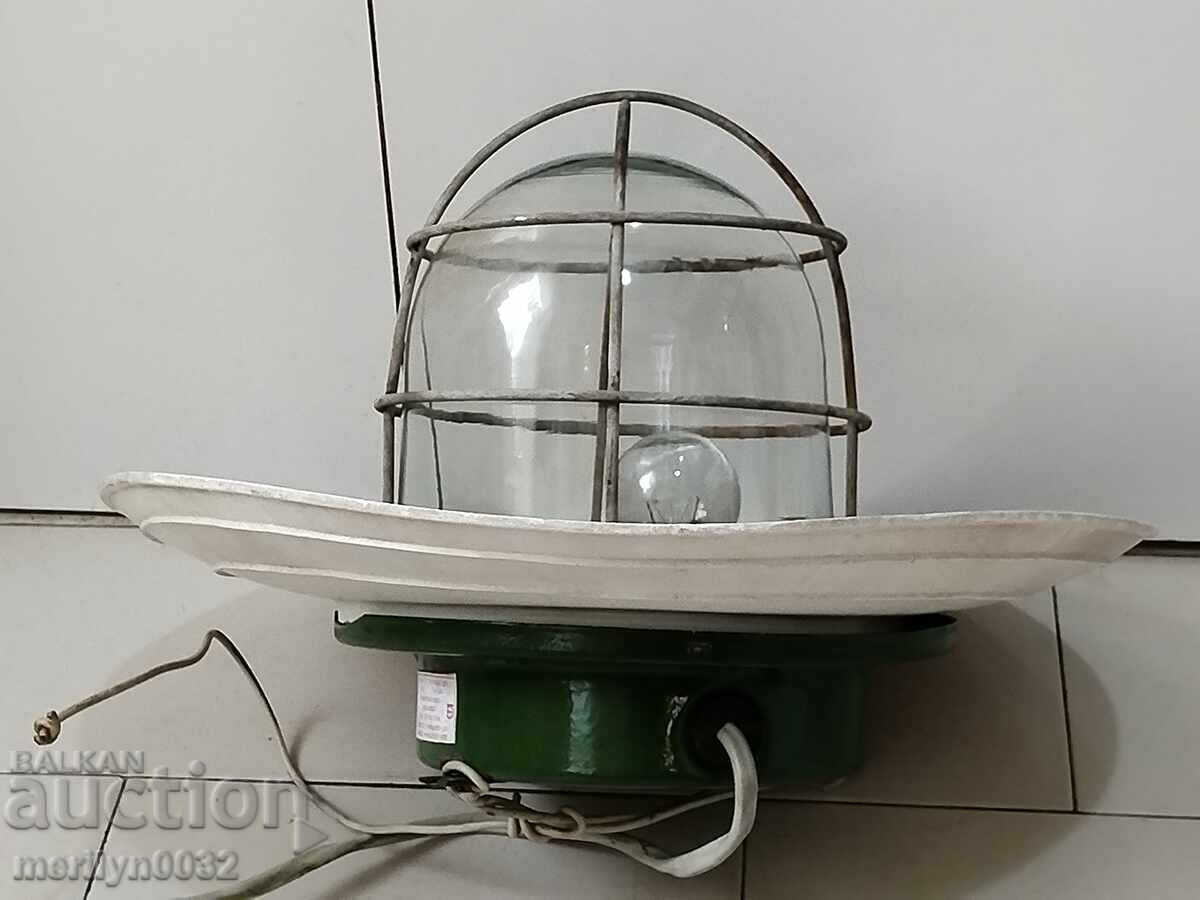 Παλιά βιομηχανική λάμπα από το υπόγειο εργαστήριο NRB Παλιά βιομηχανική λάμπα από το υπόγειο εργαστήριο NRB