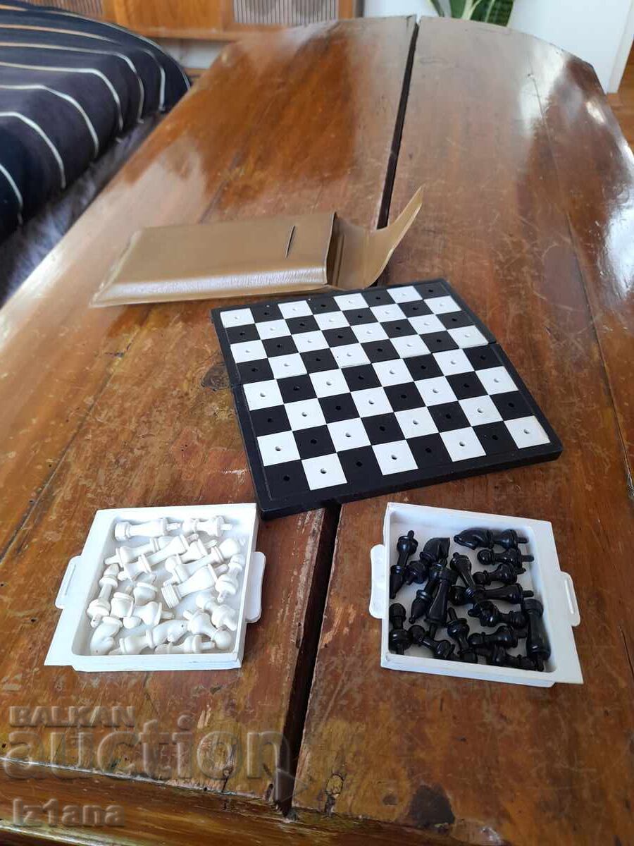 Delivery of Old tourist chess Delivery of Old tourist chess