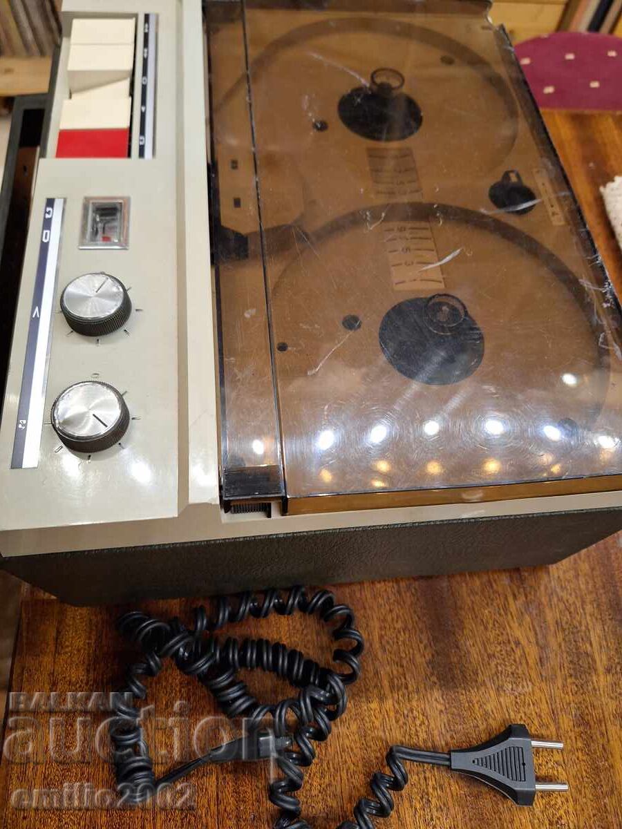 Ρετρό μαγνητόφωνο Castelli με τιμή 54.00 BGN | € 27.61 Ρετρό μαγνητόφωνο Castelli με τιμή 54.00 BGN | € 27.61