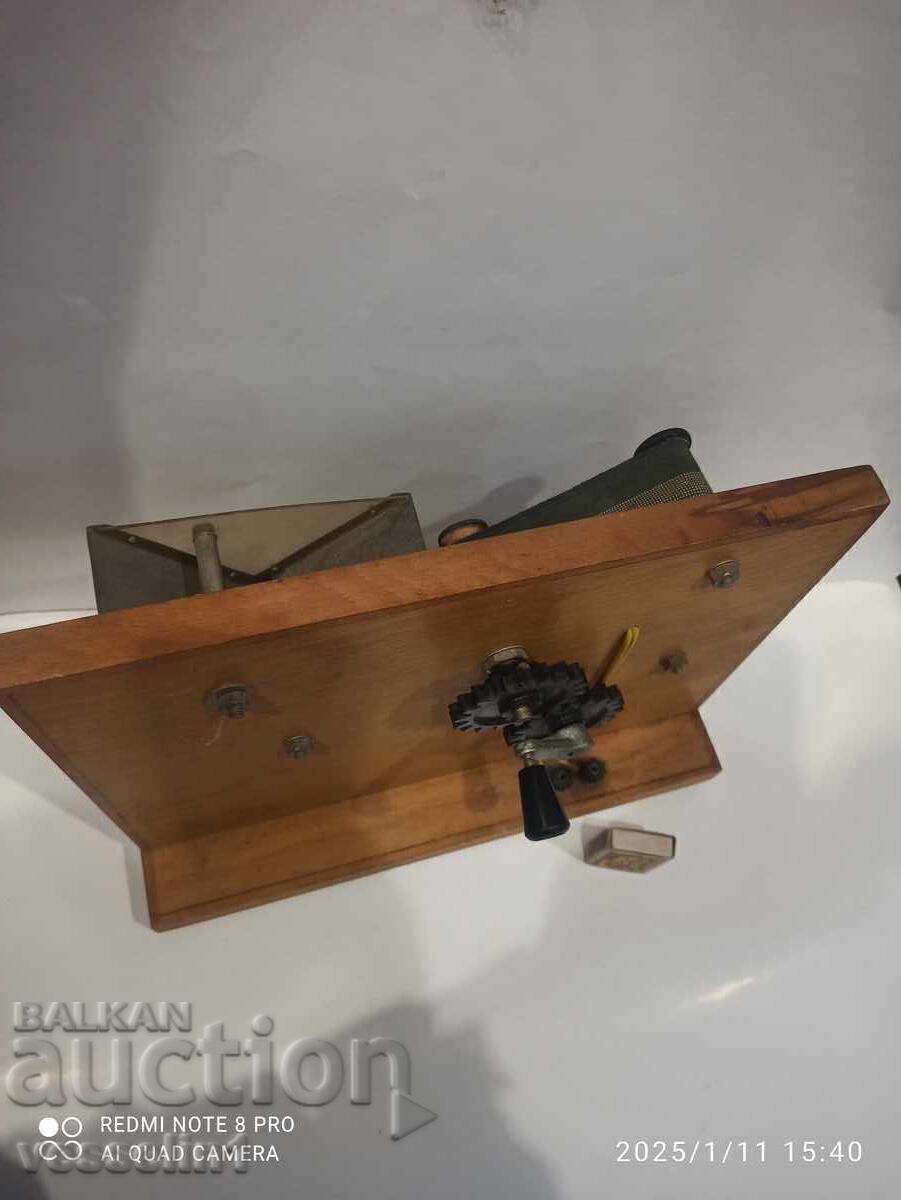 Δημοπρασία Ένα παλιό εκπαιδευτικό μοντέλο μεταφορικής ταινίας με ηλεκτρομαγνήτη και πύλη Δημοπρασία Ένα παλιό εκπαιδευτικό μοντέλο μεταφορικής ταινίας με ηλεκτρομαγνήτη και πύλη