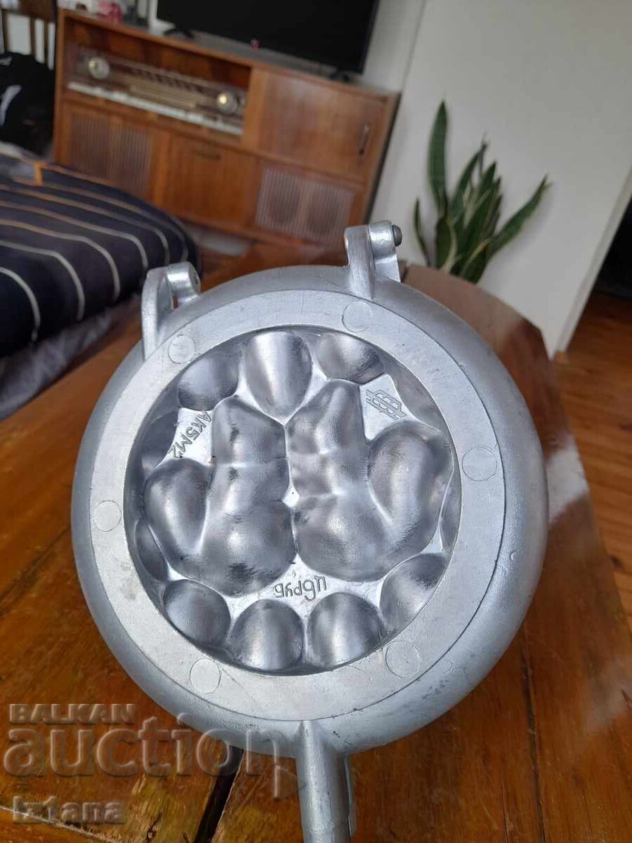 Auction Old cake mold Auction Old cake mold