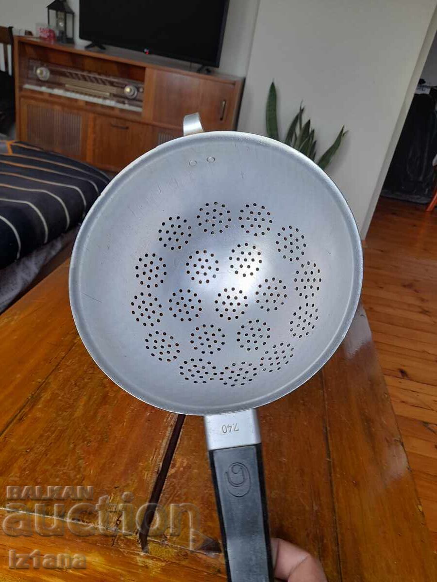 Old aluminum strainer, colander with price 32.00 BGN | € 16.36 Old aluminum strainer, colander with price 32.00 BGN | € 16.36