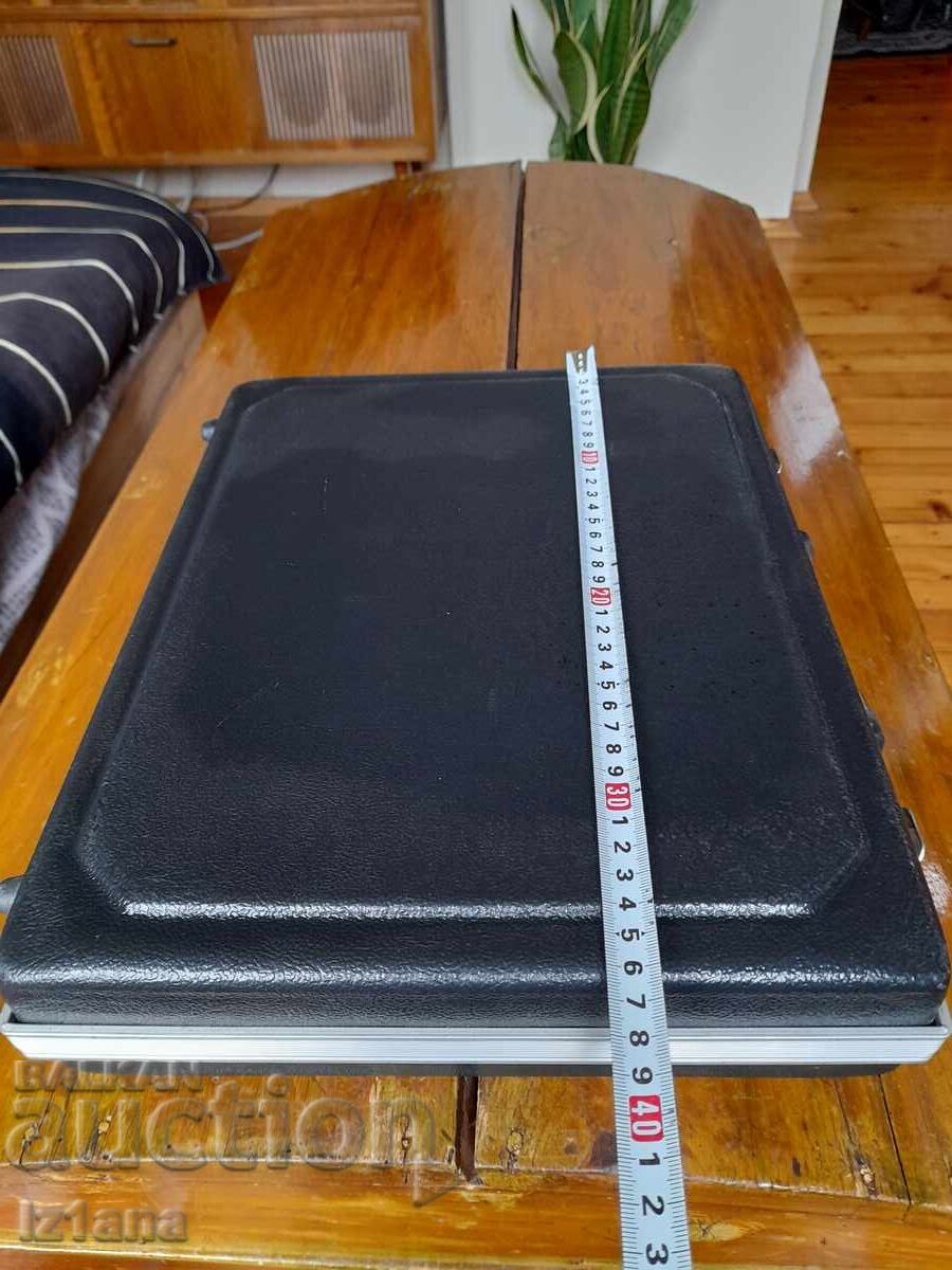 Licitație Servietă diplomatică veche, valiză Licitație Servietă diplomatică veche, valiză