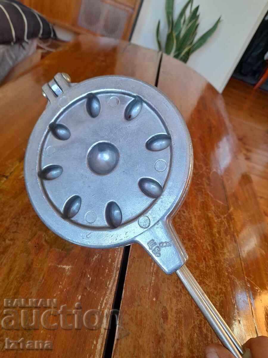 Old device for baking sweets, Nuts with price 75.00 BGN | € 38.35 Old device for baking sweets, Nuts with price 75.00 BGN | € 38.35