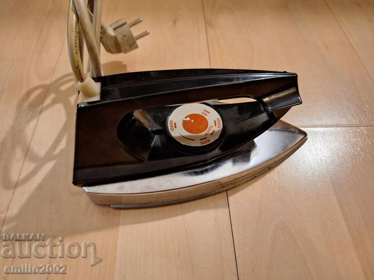 Retro iron social with price 9.00 BGN | € 4.60 Retro iron social with price 9.00 BGN | € 4.60