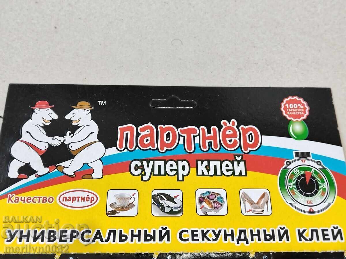 Delivery of 2 trays of quick-drying Russian glue Delivery of 2 trays of quick-drying Russian glue