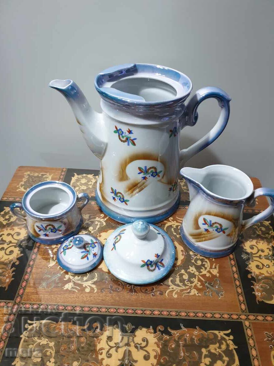 Auction Antique porcelain lot from the early 19th century Auction Antique porcelain lot from the early 19th century