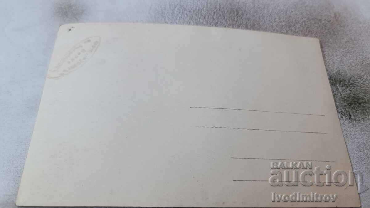 Φωτογραφία Αξιωματικός της Βάρνας δίπλα σε βράχο πάνω από τη θάλασσα με τιμή 3.85 BGN | € 1.97 Φωτογραφία Αξιωματικός της Βάρνας δίπλα σε βράχο πάνω από τη θάλασσα με τιμή 3.85 BGN | € 1.97