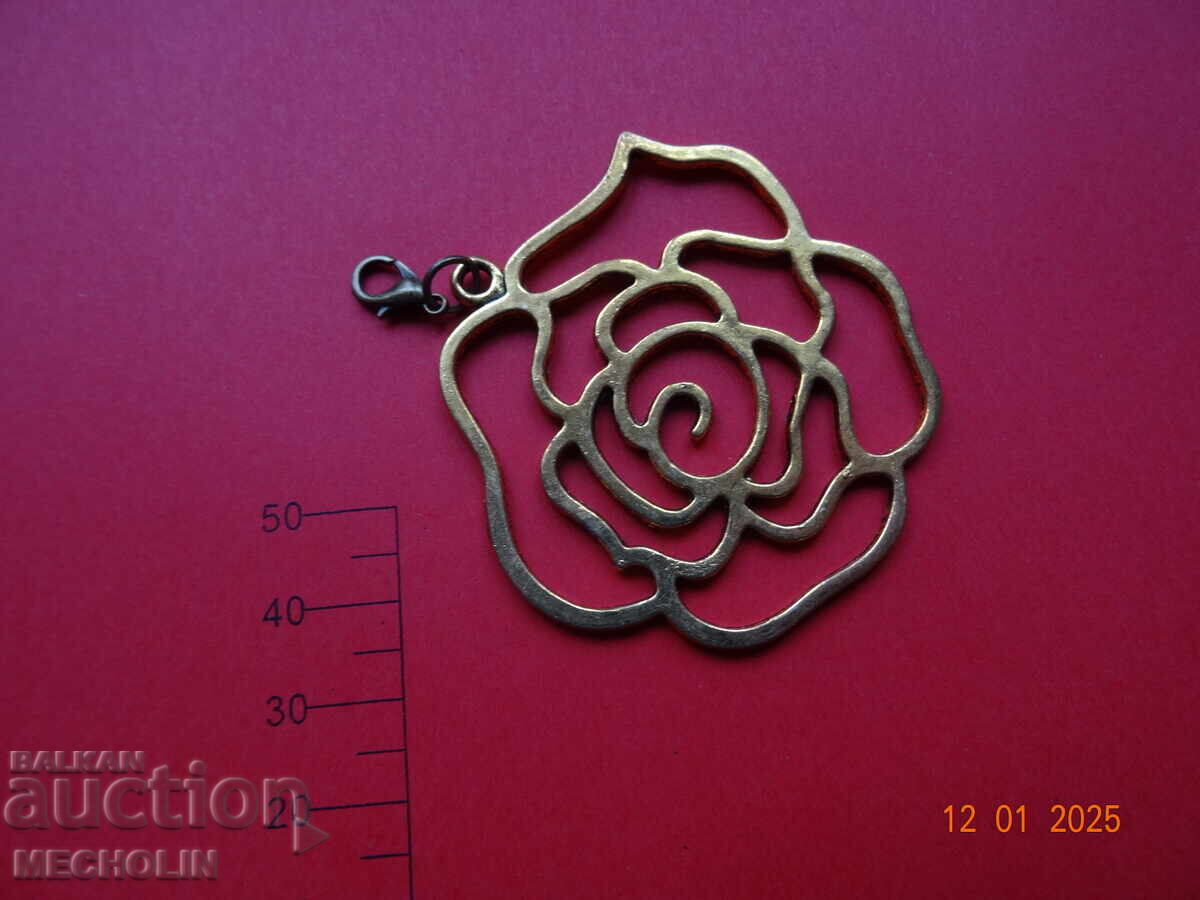 Auction  COLLECTIBLE OLD pendant medallion ROSE