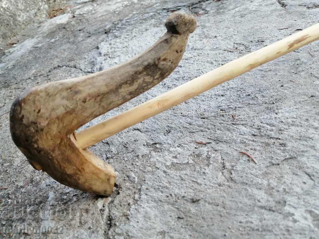 Licitație Veche colibă ciobanească sculptată din lemn primitiv Licitație Veche colibă ciobanească sculptată din lemn primitiv