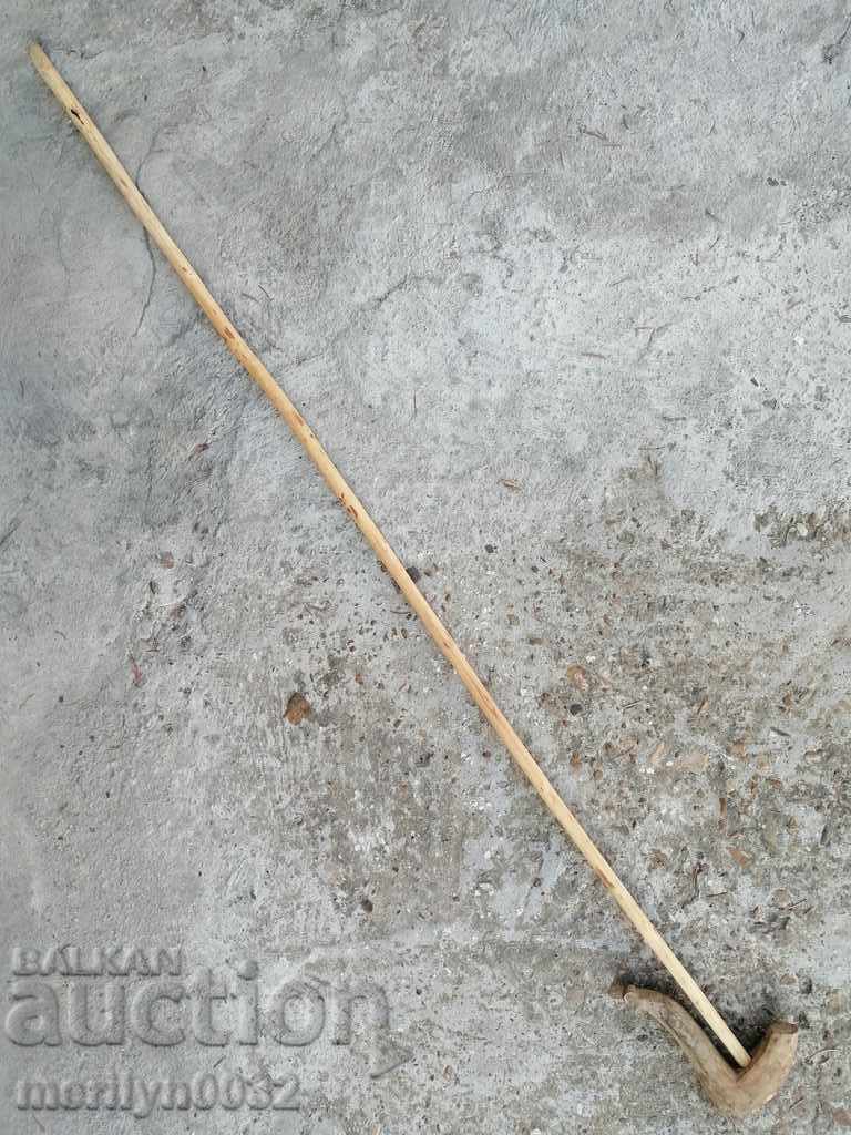 Veche colibă ciobanească sculptată din lemn primitiv Veche colibă ciobanească sculptată din lemn primitiv