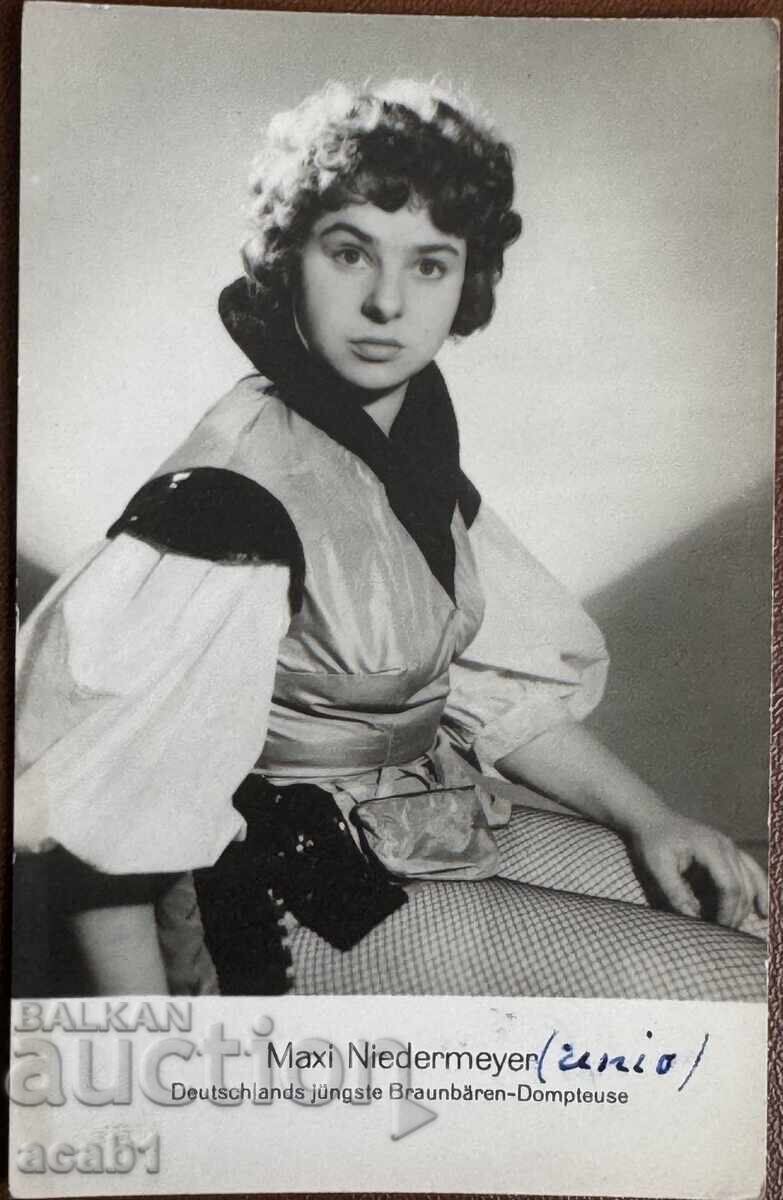 Auction Circus Actress Trainer Maxi Niedermayer Auction Circus Actress Trainer Maxi Niedermayer