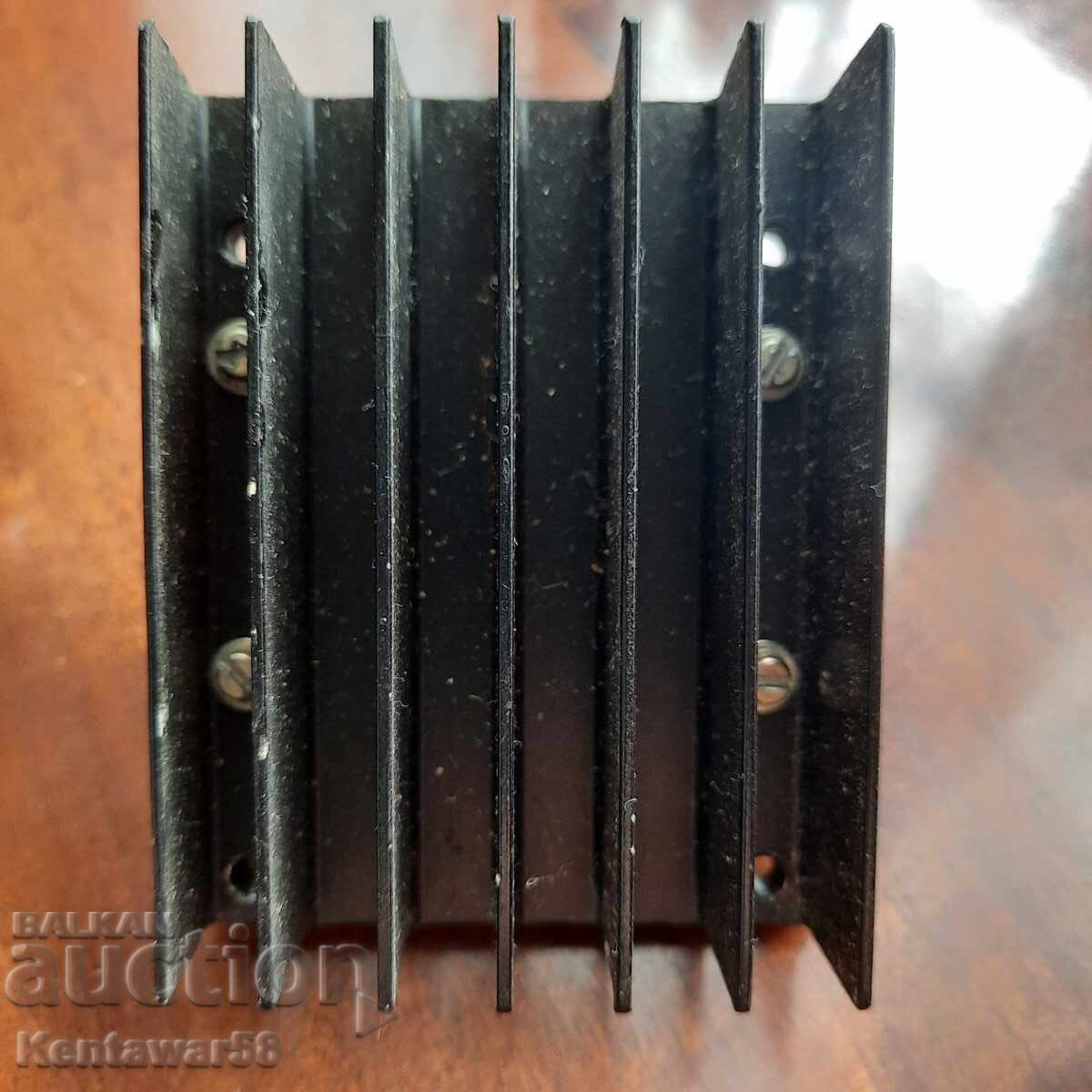 Licitație Tranzistor KT 808 AM pe radiator. Licitație Tranzistor KT 808 AM pe radiator.