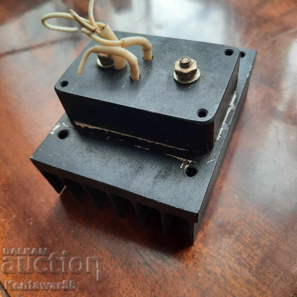 Транзистор КТ 808 АМ на радиатор. Транзистор КТ 808 АМ на радиатор.