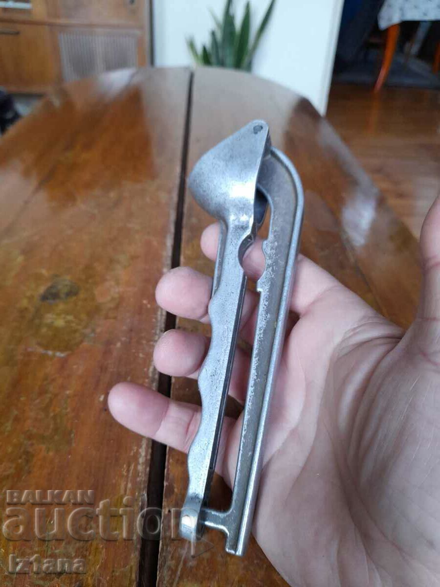 Παλιά πρέσα σκόρδου αλουμινίου με τιμή 19.00 BGN | € 9.71 Παλιά πρέσα σκόρδου αλουμινίου με τιμή 19.00 BGN | € 9.71