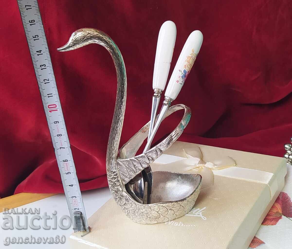 Delivery of Silver-plated metal swan napkin holder and others Delivery of Silver-plated metal swan napkin holder and others