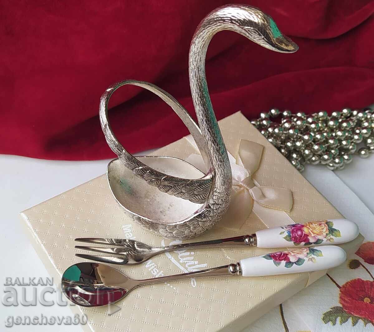 Silver-plated metal swan napkin holder and others Silver-plated metal swan napkin holder and others