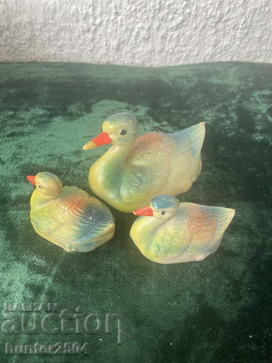 Auction Ducklings - 3 pcs, bakelite Auction Ducklings - 3 pcs, bakelite