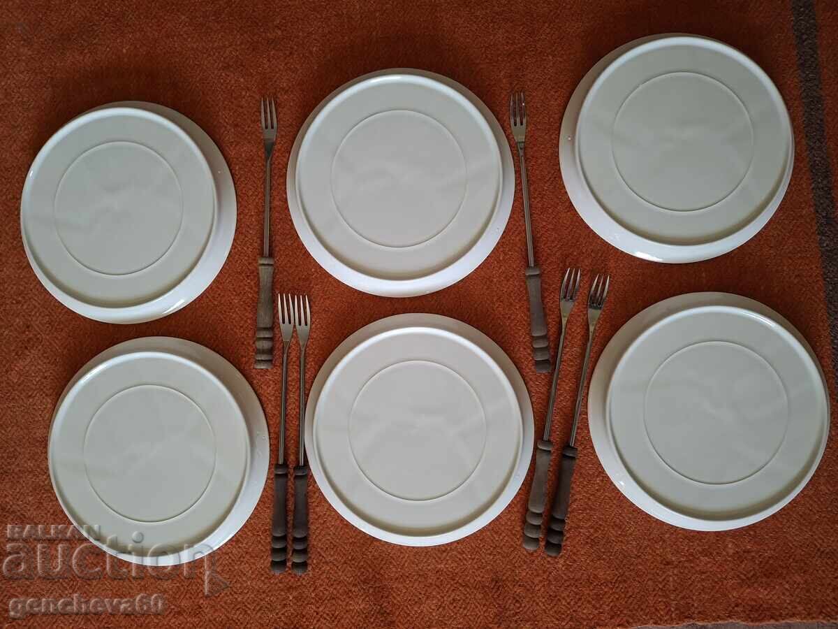 Set of blue onion plates and fondue forks with price 45.00 BGN | € 23.01