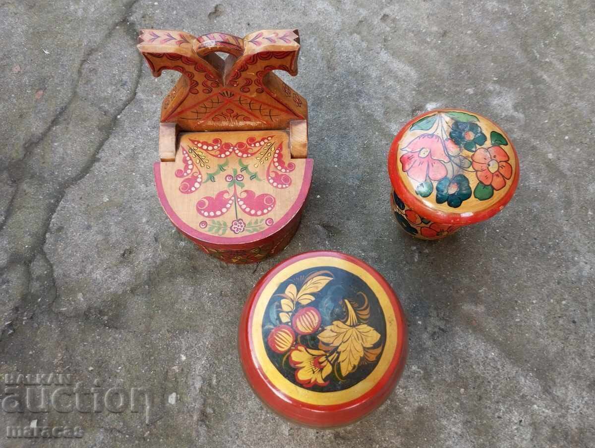 O mulțime de obiecte sovietice din lemn