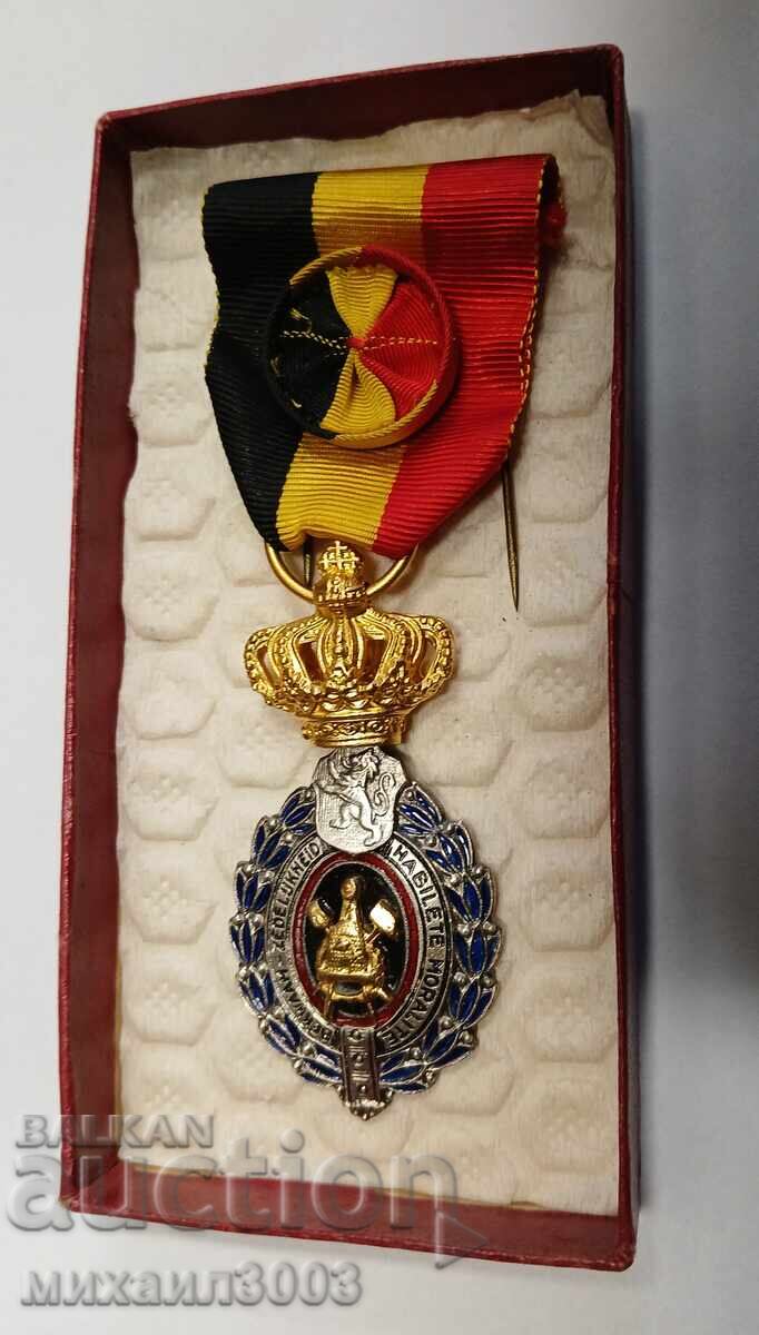 OLD BELGIAN ORDER WITH CROWN AND ORIGINAL BOX OLD BELGIAN ORDER WITH CROWN AND ORIGINAL BOX