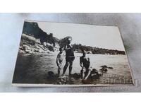 S. Varna Bărbat, femeie și băiețel pe pietre în mare 1928