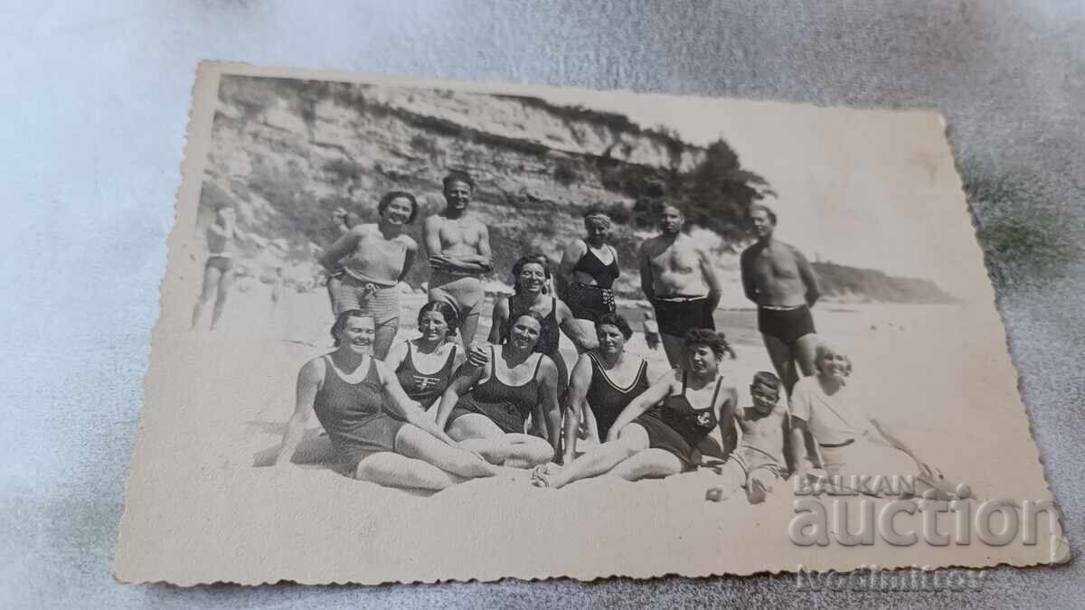 Photo Men women and boy on the beach Photo Men women and boy on the beach