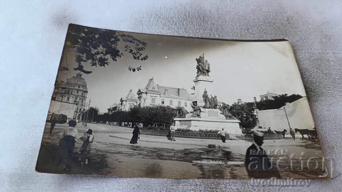 Photo Bucharest Bulgarian officer in front of a monument Photo Bucharest Bulgarian officer in front of a monument