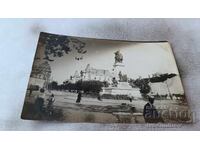 Photo Bucharest Bulgarian officer in front of a monument