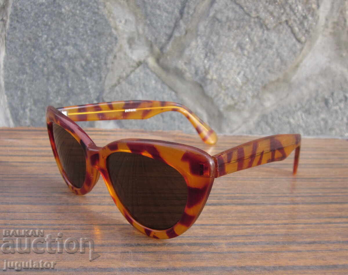 old retro women's sunglasses with tiger frame P4140W with price 30.00 BGN | € 15.34 old retro women's sunglasses with tiger frame P4140W with price 30.00 BGN | € 15.34