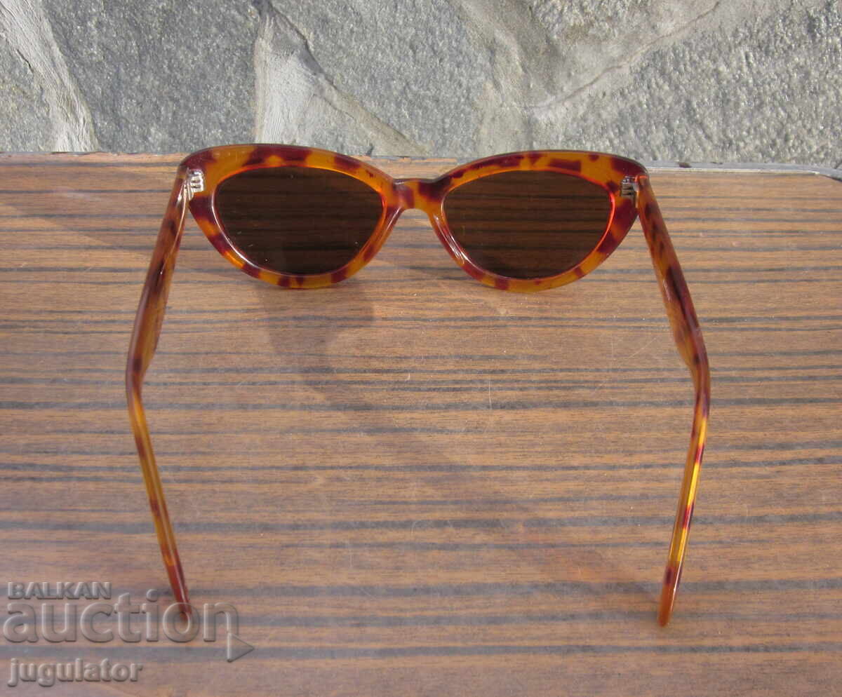 Auction old retro women's sunglasses with tiger frame P4140W Auction old retro women's sunglasses with tiger frame P4140W