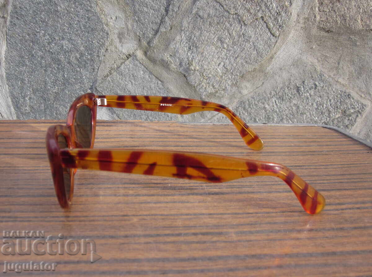 Delivery of old retro women's sunglasses with tiger frame P4140W Delivery of old retro women's sunglasses with tiger frame P4140W