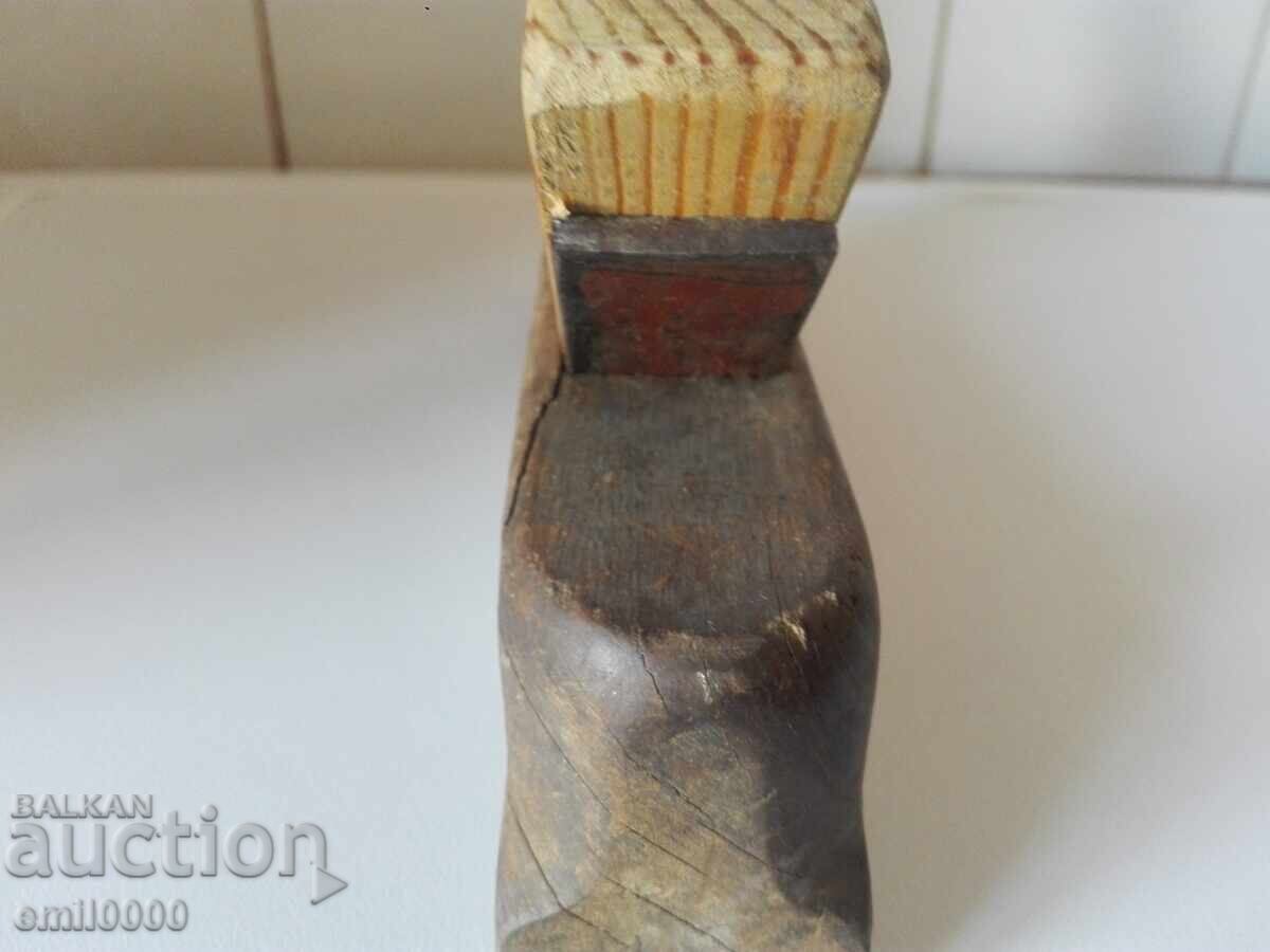 Delivery of Old carpenter's planer. Delivery of Old carpenter's planer.