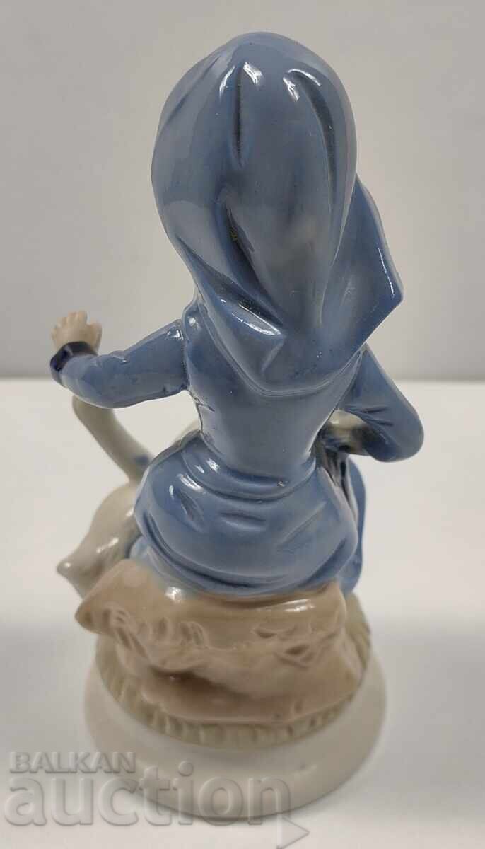 Delivery of WOMAN BIRD DUCK PORCELAIN FIGURE STATUETTE PORCELAIN Delivery of WOMAN BIRD DUCK PORCELAIN FIGURE STATUETTE PORCELAIN