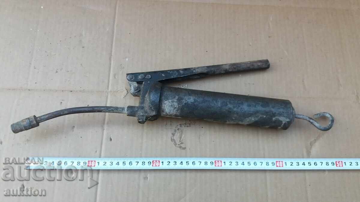 BĂTRÂN PĂCĂTOS - MUNCĂ cu preț 7.99 BGN | € 4.09