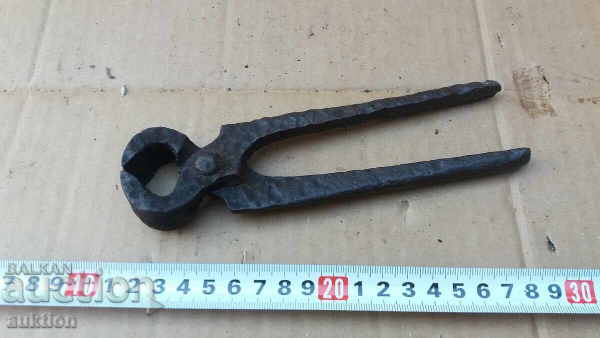 OLD GARDEN - WROUGHT IRON OLD GARDEN - WROUGHT IRON