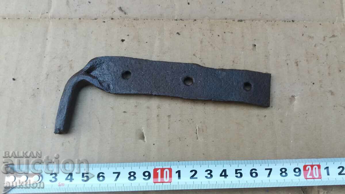 LACAT VECHI DE POARTA FORJAT cu preț 2.99 BGN | € 1.53