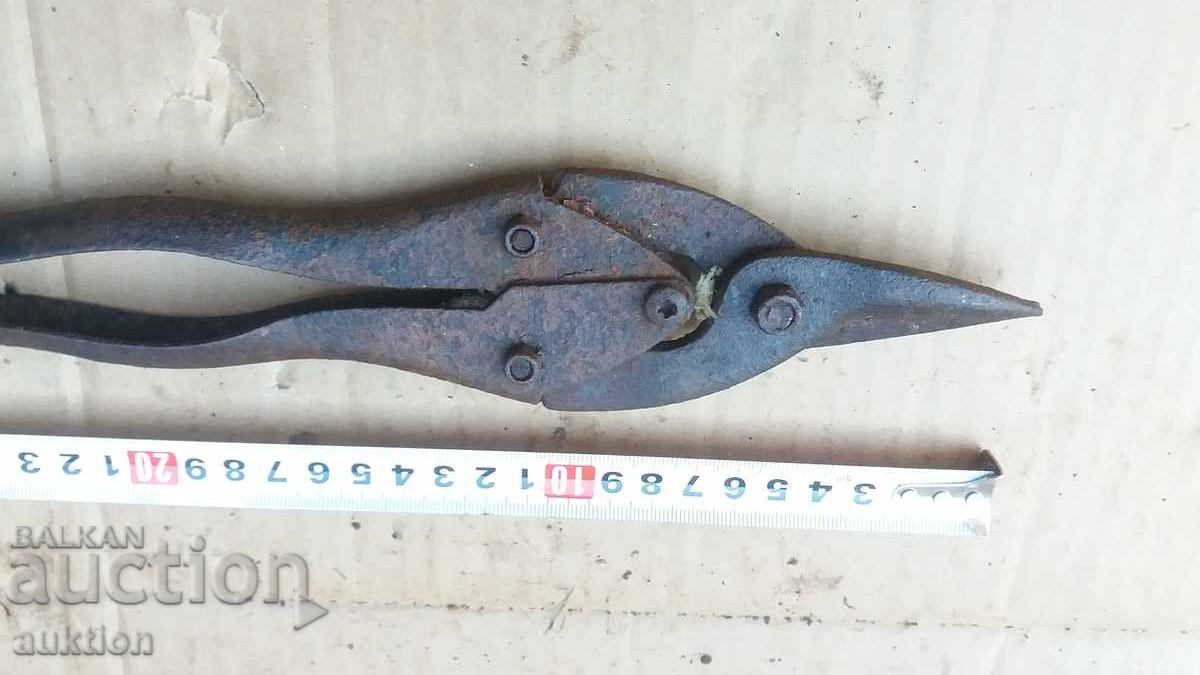 OLD SCISSORS FOR CUTTING SHEET METAL with price 1.99 BGN | € 1.02 OLD SCISSORS FOR CUTTING SHEET METAL with price 1.99 BGN | € 1.02