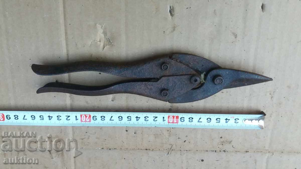 OLD SCISSORS FOR CUTTING SHEET METAL OLD SCISSORS FOR CUTTING SHEET METAL