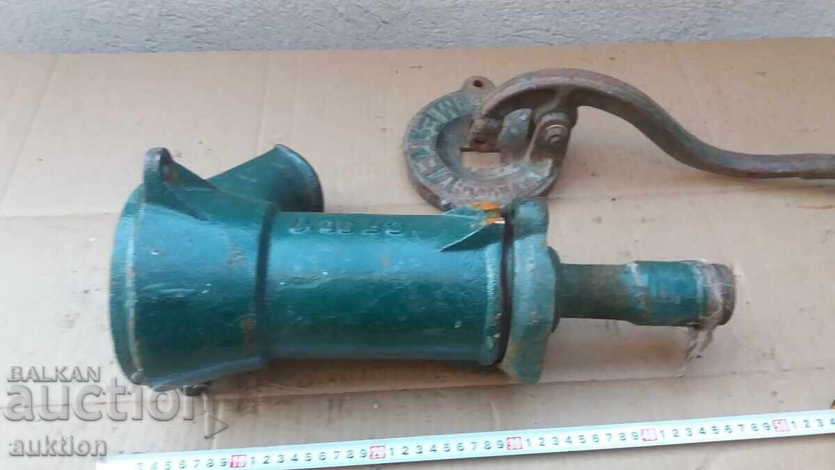 POMPA DE APA VECHE MASIVA, CURTE FERMA - 7 POMPA DE APA VECHE MASIVA, CURTE FERMA - 7